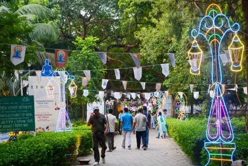 प्रिंसेप घाट पर सजावटी प्रतिष्ठापनों के बीच दर्शनार्थियों की भीड़