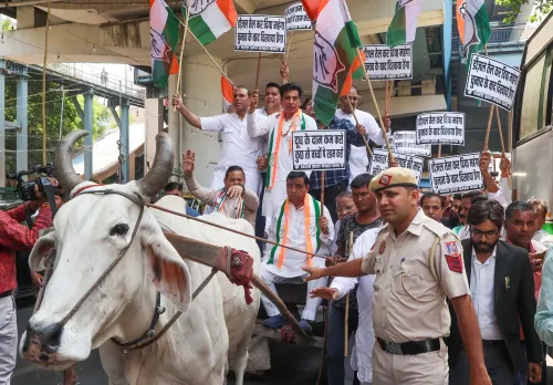 झंडेवालान में देवेंद्र यादव की अगुवाई में बैलगाड़ी प्रदर्शन