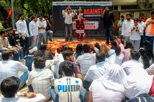ABVP का DU में PG सीट संकट पर प्रदर्शन