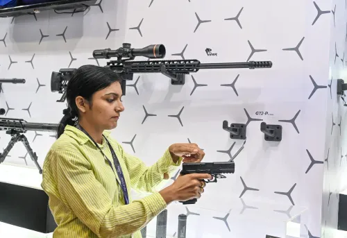 एक्सपो में हैंडगन का प्रदर्शन, दर्शकों ने की जाँच