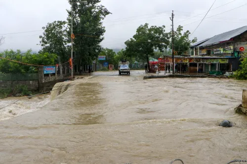 Anantnag: Heavy rain triggers flood-like situation 