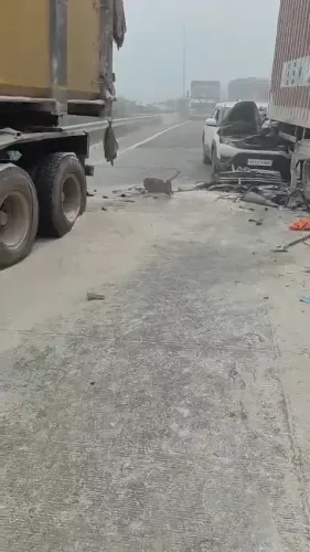 क्या ईस्टर्न पेरिफेरल एक्सप्रेसवे पर घने कोहरे की वजह से 15–20 गाड़ियां आपस में टकराईं और एक की मौत हुई?