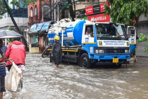 KMC कर्मी जलभराव वाली सड़कों पर नाली सफ़ाई में जुटे
