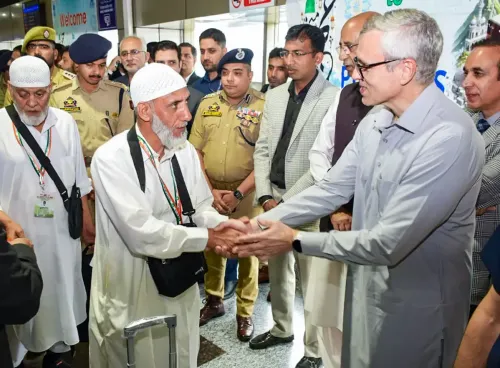 श्रीनगर: मुख्यमंत्री ने हज यात्रियों के पहले बैच को विदाई दी