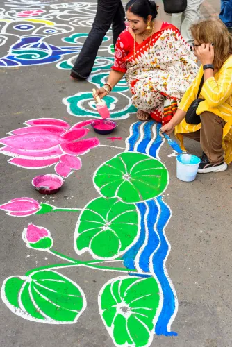 कोलकाता: अल्पना चित्रण बंगाली नव वर्ष की पूर्व संध्या को चिह्नित करते हैं