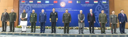 SCO रक्षा मंत्रियों के साथ राजनाथ सिंह का सामूहिक फोटो