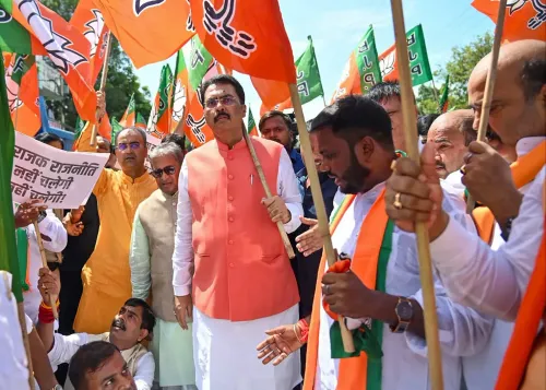 बिहार BJP अध्यक्ष संजय सारोगी का सदाकत आश्रम के बाहर प्रदर्शन