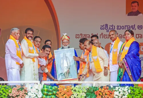 प्रधानमंत्री मोदी को बेंगलुरु में स्मृति चिह्न भेंट