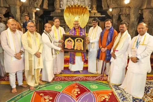 मंदिर अधिकारियों से राधाकृष्णन को सम्मान