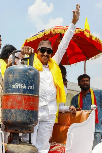 Bengaluru: Vatal Nagaraj spearheads demonstration against rising LPG costs