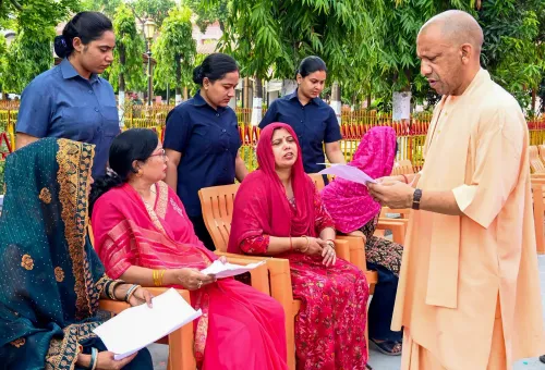 गोरखपुर जनता दर्शन: CM योगी ने सुनी जनता की बात