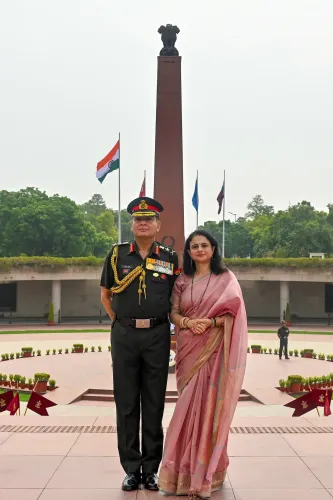 जनरल धीरज सेठ और पत्नी कोमल सेठ — राष्ट्रीय युद्ध स्मारक पर श्रद्धांजलि