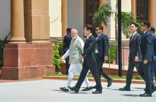 New Delhi: PM Modi Engages with South Korean President at Hyderabad House