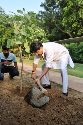 Ek Ped Maa Ke Naam: Scindia plants Palash sapling on World Environment Day