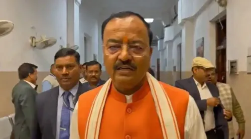 डिप्टी सीएम केशव प्रसाद मौर्य का हेलीकॉप्टर इमरजेंसी लैंडिंग के बाद दूसरे हेलीकॉप्टर से कौशांबी रवाना