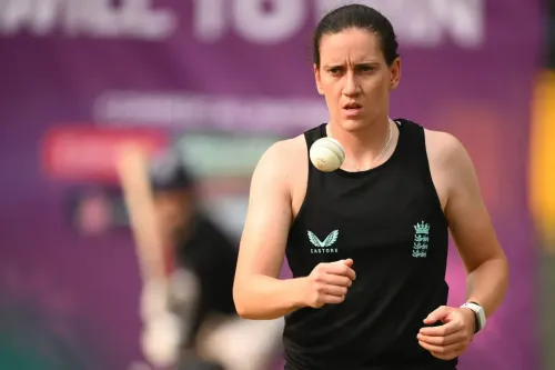 Em Arlott leaves Warwickshire for Yorkshire on three-year deal from 2027