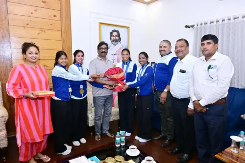 एशियन गेम्स 2026 स्वर्ण विजेता झारखंड की 4 हॉकी खिलाड़ियों को CM हेमंत सोरेन ने किया सम्मानित