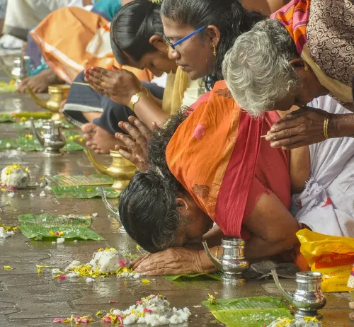 Thiruvananthapuram: Devotees perform ancestral rituals on Karkidaka Vavu Bali