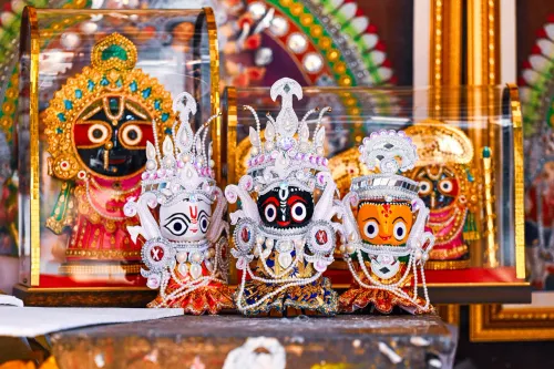 जगन्नाथ, बलभद्र और सुभद्रा की प्रतिमाएँ — रथ यात्रा की तैयारी