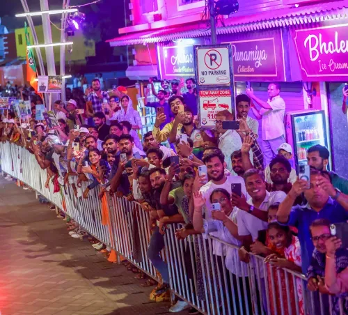 दमण रोडशो: मोदी की एक झलक पाने को बेताब जनता