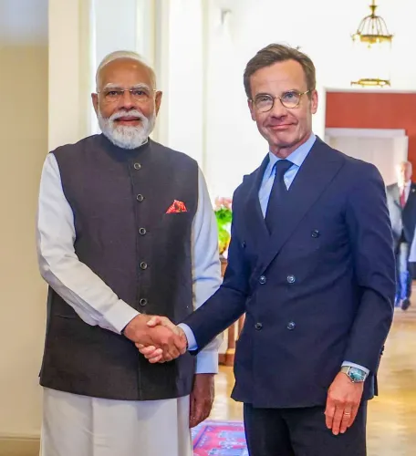 मोदी और क्रिस्टर्सन के बीच हाथ मिलाना — भारत-स्वीडन वार्ता