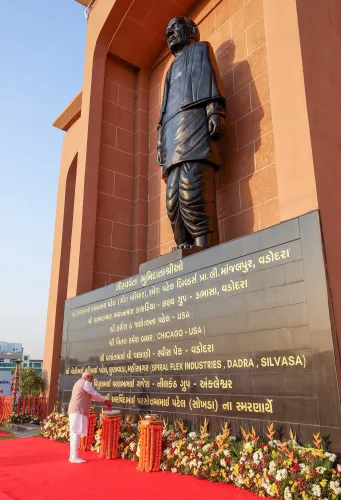 सरदार पटेल की प्रतिमा को मोदी का सम्मान