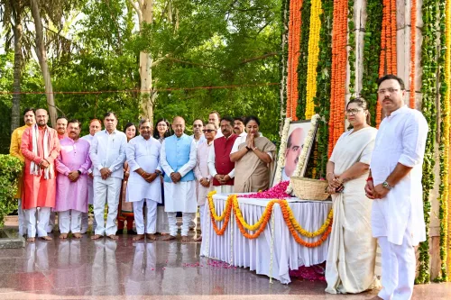 दिल्ली CM रेखा गुप्ता सहित BJP नेताओं ने दी श्रद्धांजलि