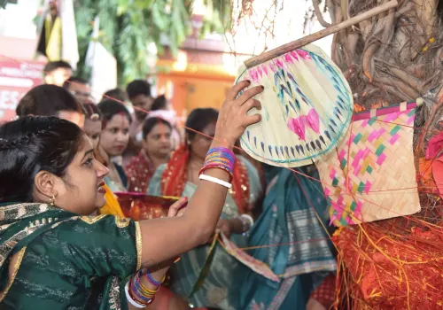 पटना में वट सावित्री पूजा: महिला ने की विधिवत पूजा-अर्चना