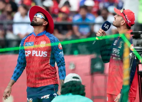 टॉस के वक्त श्रेयस अय्यर और जितेश शर्मा — HPCA स्टेडियम, धर्मशाला