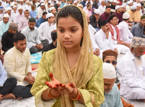 पटना: लोग ईद-उल-फितर की नमाज़ अदा करते हैं