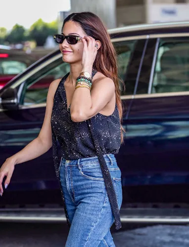 मुंबई: एयरपोर्ट पर एमीरा दास्तूर को देखा गया