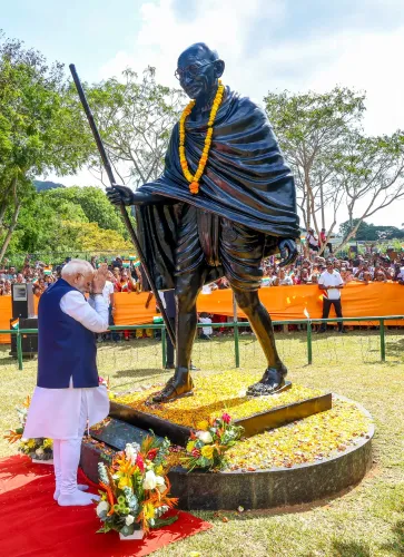 मोदी ने सेशेल्स के पीस पार्क में गांधी प्रतिमा पर चढ़ाए फूल