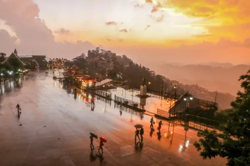 शिमला के रिज मैदान पर बादलों का डेरा, तेज़ हवाओं का असर