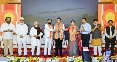 महाराष्ट्र के मुख्यमंत्री ने कुंभ मेले का लोगो किया जारी