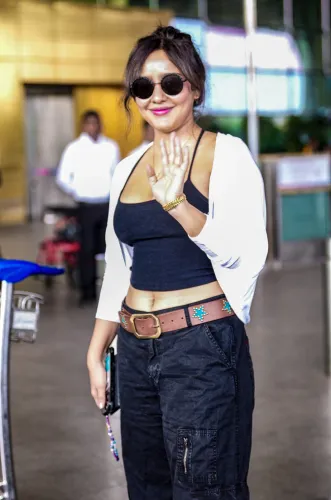मुंबई: अभिनेत्री नेहा शर्मा एयरपोर्ट पर हुईं स्पॉट