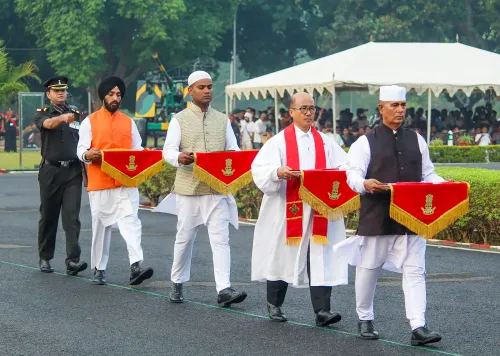 परेड में विभिन्न धर्मों के प्रतिनिधियों ने थामे ध्वज