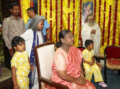मथुरा: राष्ट्रपति द्रौपदी मुर्मू ने प्रेमानंद जी महाराज से आशीर्वाद लिया