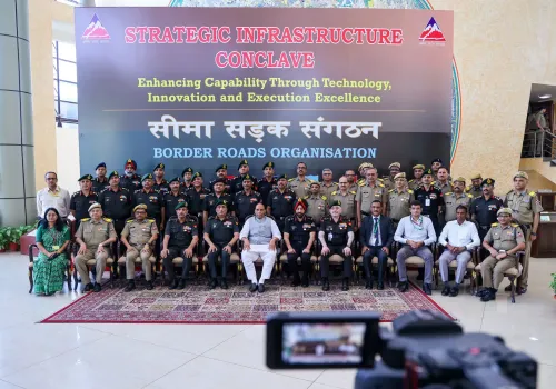 राजनाथ सिंह, लेफ्टिनेंट जनरल हरपाल सिंह और संदीप जैन — BRO टेक संगोष्ठी में ग्रुप फोटो