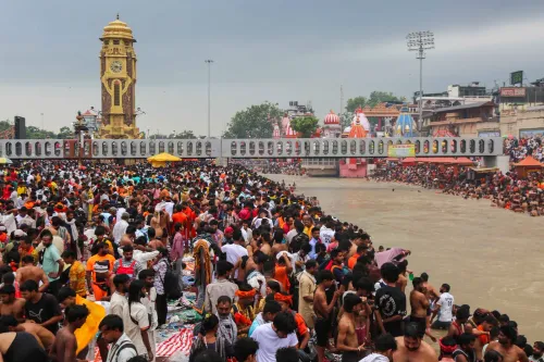 Haridwar: Kanwariyas gather at Har Ki Pauri for holy dip