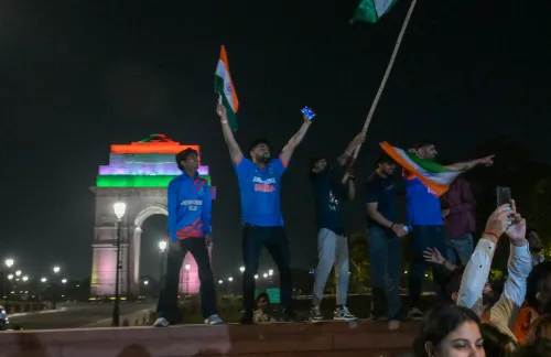 नई दिल्ली: प्रशंसक इंडिया गेट पर भारत की टी20 विश्व कप में जीत का उत्सव मनाते हैं