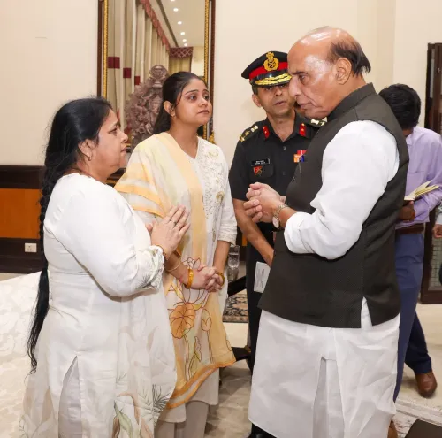 रक्षा निवेश समारोह 2026 में राजनाथ सिंह का परिजनों से संवाद
