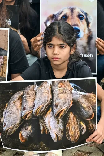 तख्ती थामे बच्ची — पशु अधिकारों की आवाज़