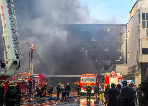जिनजियांग: जूता फ़ैक्ट्री की आग में दमकलकर्मी राहत कार्य में जुटे