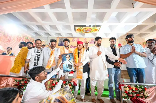 झाँसी: अखिलेश यादव की जैन मंदिर यात्रा