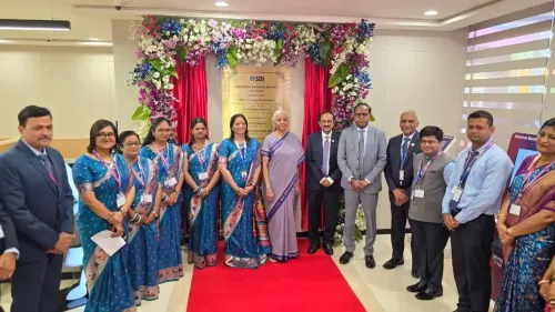 निर्मला सीतारमण ने पुणे में SBI के स्थानीय प्रधान कार्यालय का उद्घाटन किया