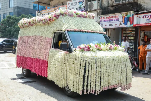 मुंबई: मनीष मल्होत्रा की माँ का अंतिम संस्कार