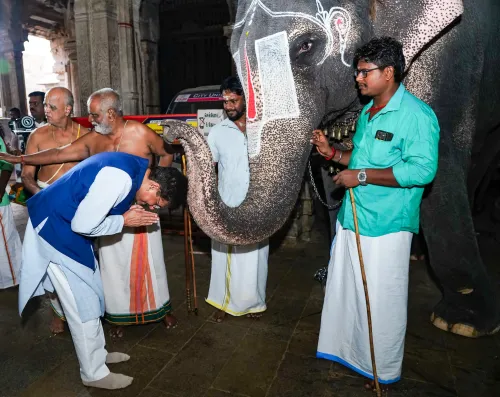 श्रीरंगम: पियूष गोयल ने श्री रंगनाथस्वामी मंदिर में प्रार्थना की