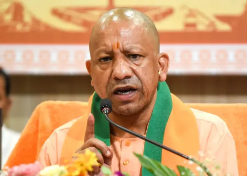 सीएम योगी का फर्रुखाबाद दौरा: 1,000 बाढ़ पीड़ित परिवारों को राहत, मथुरा में ₹1,051 करोड़ की 229 परियोजनाओं का शुभारंभ