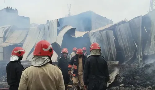 फतेहपुर बेरी टेंट गोदाम में भीषण आग, 15 दमकल गाड़ियों की मशक्कत के बाद काबू; कूलिंग ऑपरेशन जारी