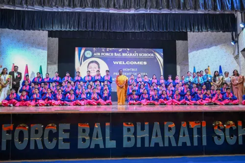 राष्ट्रपति मुर्मू ने छात्रों संग खिंचवाई तस्वीर